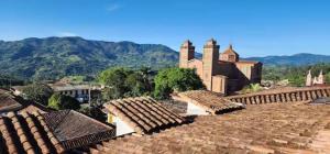 a view from the roof of a house with mountains in the background at Refugio Sereno en Jericó 1 in Jericó