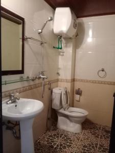 a bathroom with a toilet and a sink at Kiên Cường Hostel in Sapa
