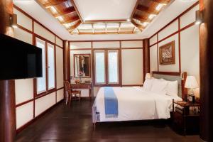 a bedroom with a bed and a television in it at Phoum Chaufea Resort in Siem Reap