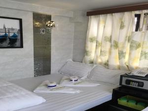Rúm í herbergi á Skyview Hostel