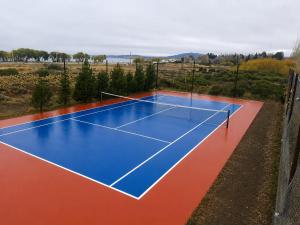 a tennis court on an orange and blue at Alojamiento Amado in Los Antiguos