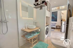 a bathroom with a shower and a sink at Le murmure des oiseaux in Plussulien