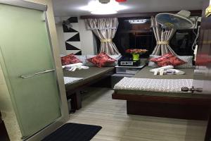 Rúm í herbergi á Skyview Hostel
