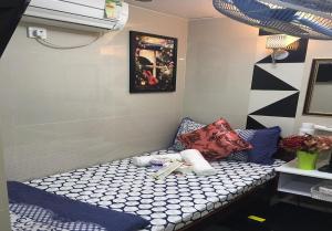 Rúm í herbergi á Skyview Hostel