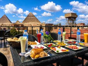 a table topped with plates of food on top of a pyramid at Pyramids Front Gate Hotel in Cairo