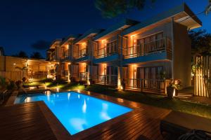 una villa con piscina di notte di Pousada Maria Bonita Noronha a Fernando de Noronha