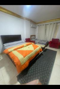 a bedroom with two beds in a room at Pyramids Heritage suites in Ghaţāţī