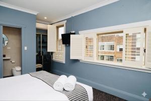 Llit o llits en una habitació de Hotel Emerald