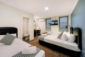 Llit o llits en una habitació de Hotel Emerald