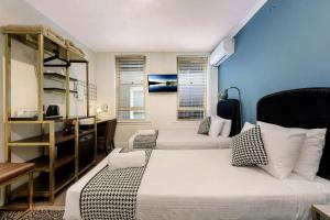 Llit o llits en una habitació de Hotel Emerald