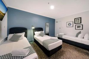 Llit o llits en una habitació de Hotel Emerald