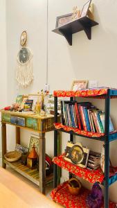 a room with two shelves filled with books at Hospedagens da Lucia in Pirenópolis