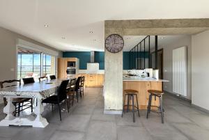 Kitchen o kitchenette sa Prat