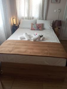 ein Bett mit zwei Paar Socken darauf in der Unterkunft Angelos Apartment in Vathy