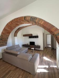 a living room with a couch and a table at La terrazza di Isma in Ghizzano