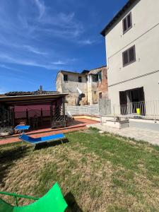 a backyard with a gazebo and a building at La terrazza di Isma in Ghizzano