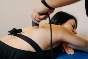 a woman getting her hair cut by a beautician at HOTEL CRYSTAL WELLNESS & SPA superior in Sovata