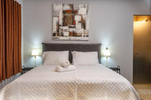 a bedroom with a bed with two towels on it at וילה ואמוס - Villa vamos - וילה מדהימה עם בריכה פרטית וג'קוזי in Rosh Pinna