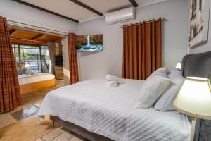 a bedroom with a white bed and a window at וילה ואמוס - Villa vamos - וילה מדהימה עם בריכה פרטית וג'קוזי in Rosh Pinna +50 photos
