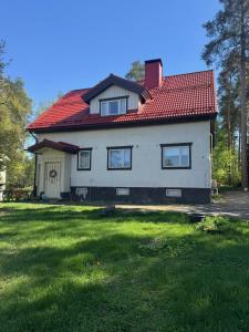 a house with a red roof on top of a yard at Karhulan Kammari, oma sisäänkäynti ja WC, Valkeakoski keskusta in Valkeakoski