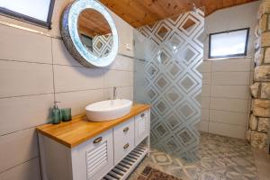 a bathroom with a sink and a mirror at וילה ואמוס - Villa vamos - וילה מדהימה עם בריכה פרטית וג'קוזי in Rosh Pinna
