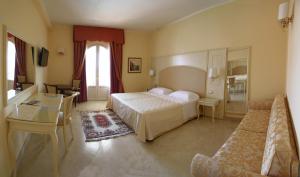 um quarto de hotel com uma cama e uma secretária em Villaggio San Giovanni em San Giorgio Ionico
