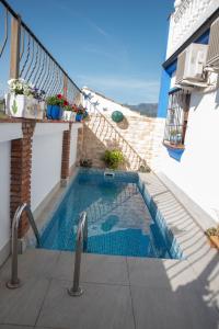 a swimming pool on the side of a building at Casa Teones con piscina privada in Montecorto