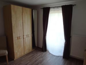 Zimmer mit einem großen Fenster und einem Vorhang in der Unterkunft Ferienwohnung Grüsser in Berchtesgaden in Berchtesgaden