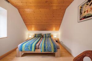 a bedroom with a bed with a wooden ceiling at Am Fabianstift 1 in Hornbach