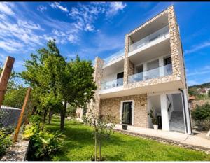 a large white house with a yard at SARANDA Vila HM in Sarandë