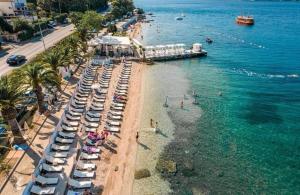 an aerial view of a beach with umbrellas and chairs at Apartman Nora Herceg Novi in Zelenika
