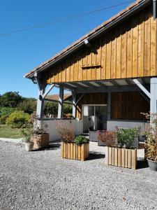 a house with some plants in front of it at Le clémens in Herm