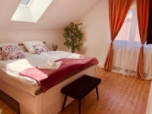 ein Schlafzimmer mit einem Bett, auf dem zwei Handtücher liegen in der Unterkunft Filuma Suite - Riverside Terrace on Gacka River in Otočac