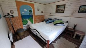 a bedroom with a bed in a small room at Kapteni suvekodu in Laulasmaa