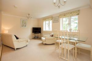 a living room with a glass table and chairs at Basingstoke Apartments - Westlands House, City Centre, Home-From-Home in Basingstoke