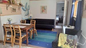 a living room with a table and chairs and a couch at Kapteni suvekodu in Laulasmaa