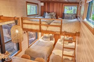 a room with two bunk beds and a table at TinyCabinTATEGU#01 - Vacation STAY 04108v in Miyota