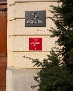 a sign on the side of a building at Hôtel Domaine de Biar in Montpellier