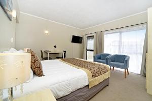 TV a/nebo společenská místnost v ubytování Takapuna Motor Lodge