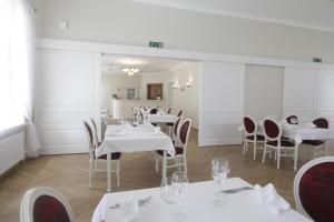 Reštaurácia alebo iné gastronomické zariadenie v ubytovaní Lawendowy Dworek
