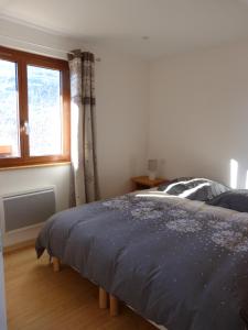 une chambre avec un lit et une fenêtre dans l'établissement RDC Villa plein sud avec vue imprenable, à Briançon