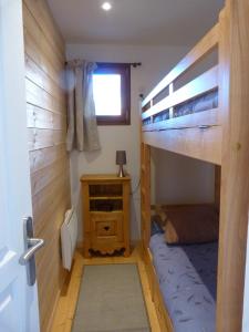 - une petite chambre avec des lits superposés et un bureau dans l'établissement RDC Villa plein sud avec vue imprenable, à Briançon