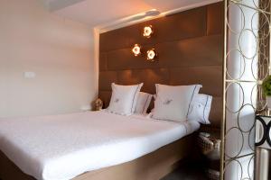 Postel nebo postele na pokoji v ubytování madrid central gran via Suites