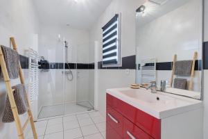 a bathroom with a sink and a shower at L'Estran qu'Île - Proche plages in LʼÎle-dʼOlonne +32 photos