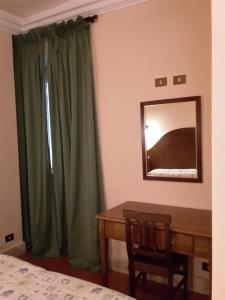 Postel nebo postele na pokoji v ubytování Hotel 4 Coronati