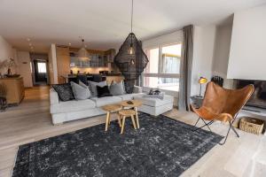 a living room with a couch and a table and chairs at Amselfluh in Arosa