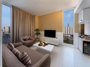 ein Wohnzimmer mit Sofa und Fernseher in der Unterkunft Awfad Hotel in Riad