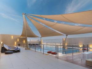 ein Balkon mit Pool und Sonnensegel auf einem Schiff in der Unterkunft Awfad Hotel in Riad