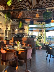 a dining room with tables and chairs in a restaurant at Herberg Welgelegen in Katwijk