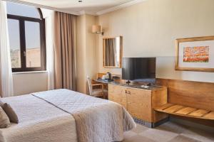 TV i/ili multimedijalni sistem u objektu Hotel San Juan de los Reyes